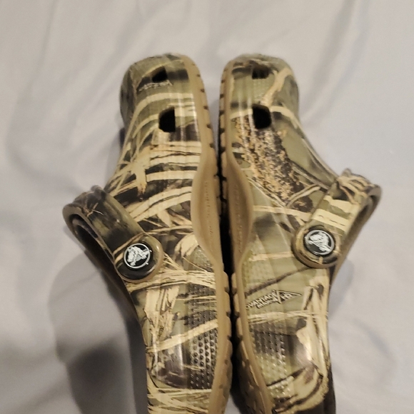 CROCS Green and Tan Slippers with Ventilation and Pivoting Strap (23) - Picture 6 of 7